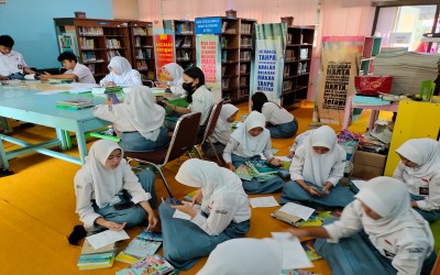 PEMINJAMAN BUKU PAKET TAHUN AJARAN 2024/2025